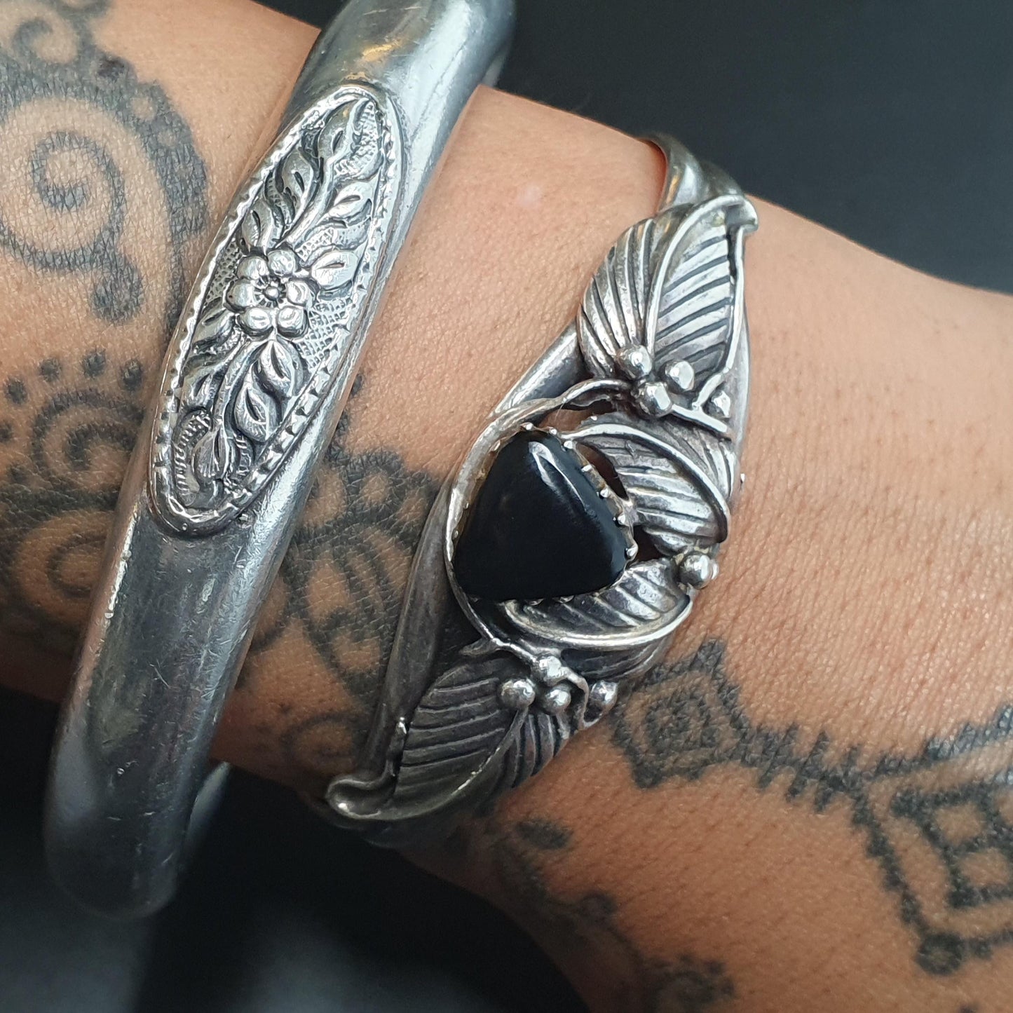 Navajo Style Bangle with Black Onyx Gemstones, Cuff Bracelet, South Western Ornate Leaf Floral Handcrafted Vintage Jewellery, 925,Nature.